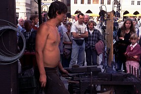 旧市街広場の鍛冶屋の仕事に見入る観光客