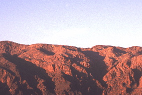 夕日で真っ赤に染まった山の斜面。