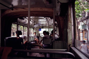 長い連結バスの車内、前後の車体が接続される部分。