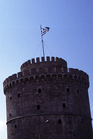 あまり白くはない「白い塔」。てっぺんにはためくギリシャの国旗が空の色とマッチする。