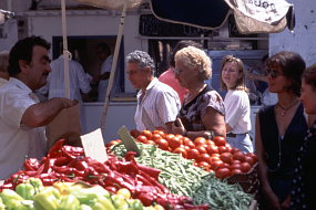 色とりどりに野菜が並ぶ露天の市場。