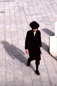 黒服のユダヤ人にも、通りを区切っている石にも、平行に影が付く。