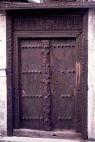 アラブやトルコ世界でよく見かける木の門扉。