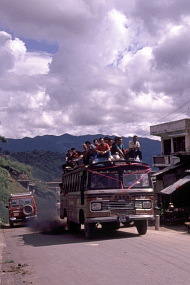 見事なまでの排気ガスを吐き出して坂を登るインド製のバス。