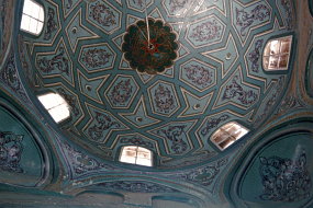 青いタイルのモスクのドーム。