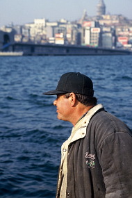 ガラタ橋を背景にしたエミノニュ桟橋。客が切れた瞬間、ふと遠くを見る魚屋のおじさん。