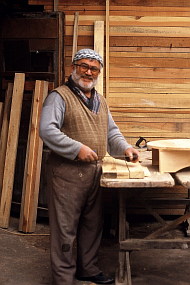 ひげ面、ぴったりした帽子、いかにもトルコらしい木工職人。