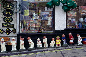 坂道になった店の前に人形を並べて..歩道もショーウィンドウになっている。