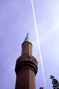 雲一つない空にモスクの先頭が刺さる。飛行機雲が空を二つに分けた。