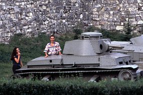 砦の下、ドナウの畔に戦車が並んでいる。
